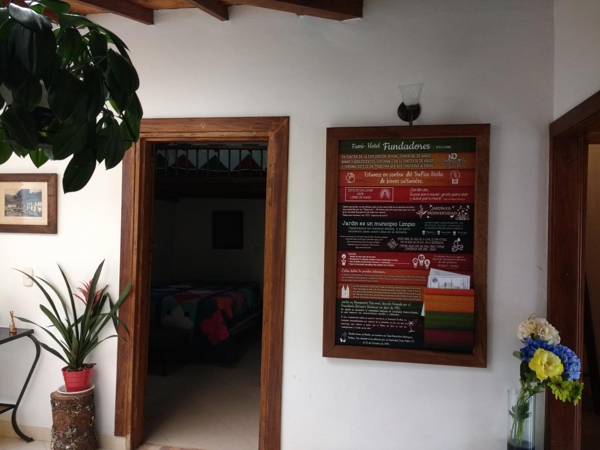 Hostal Famihotel Fundadores Jardín Zewnętrze zdjęcie